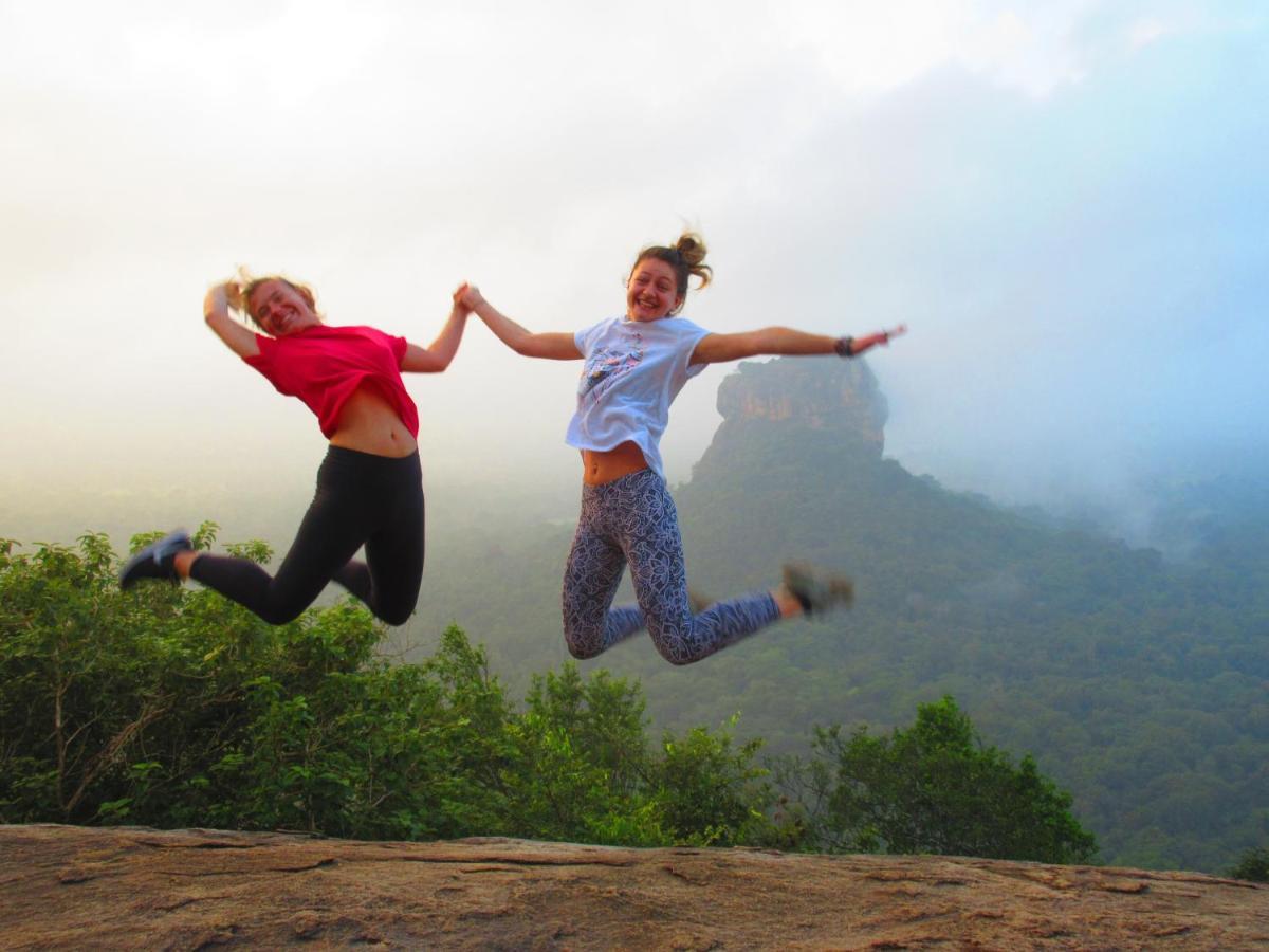 Tree House Hostel Sigiriya Bagian luar foto